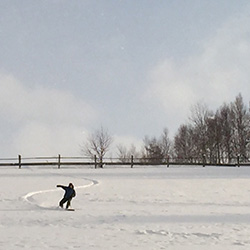 雪板で遊ぶ